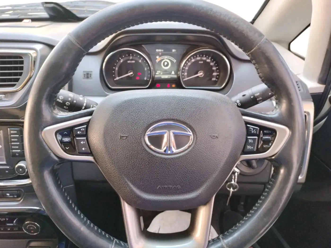 2018 Tata Hexa XTA 4X2 7 STR, Diesel, Automatic, 1,07,299 km, interior