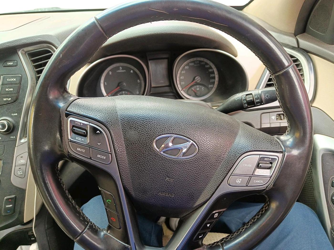 2015 Hyundai Santa Fe 2 WD, Diesel, Manual, 1,84,391 km, interior