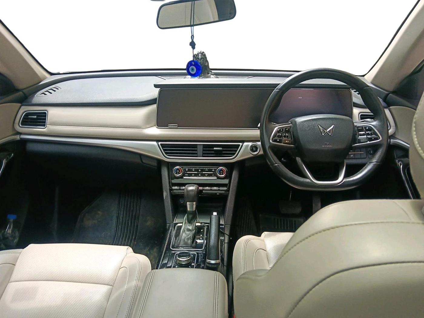 2022 Mahindra XUV700 AX 7 P AT 7 STR, Petrol, Automatic, 61,734 km, interior