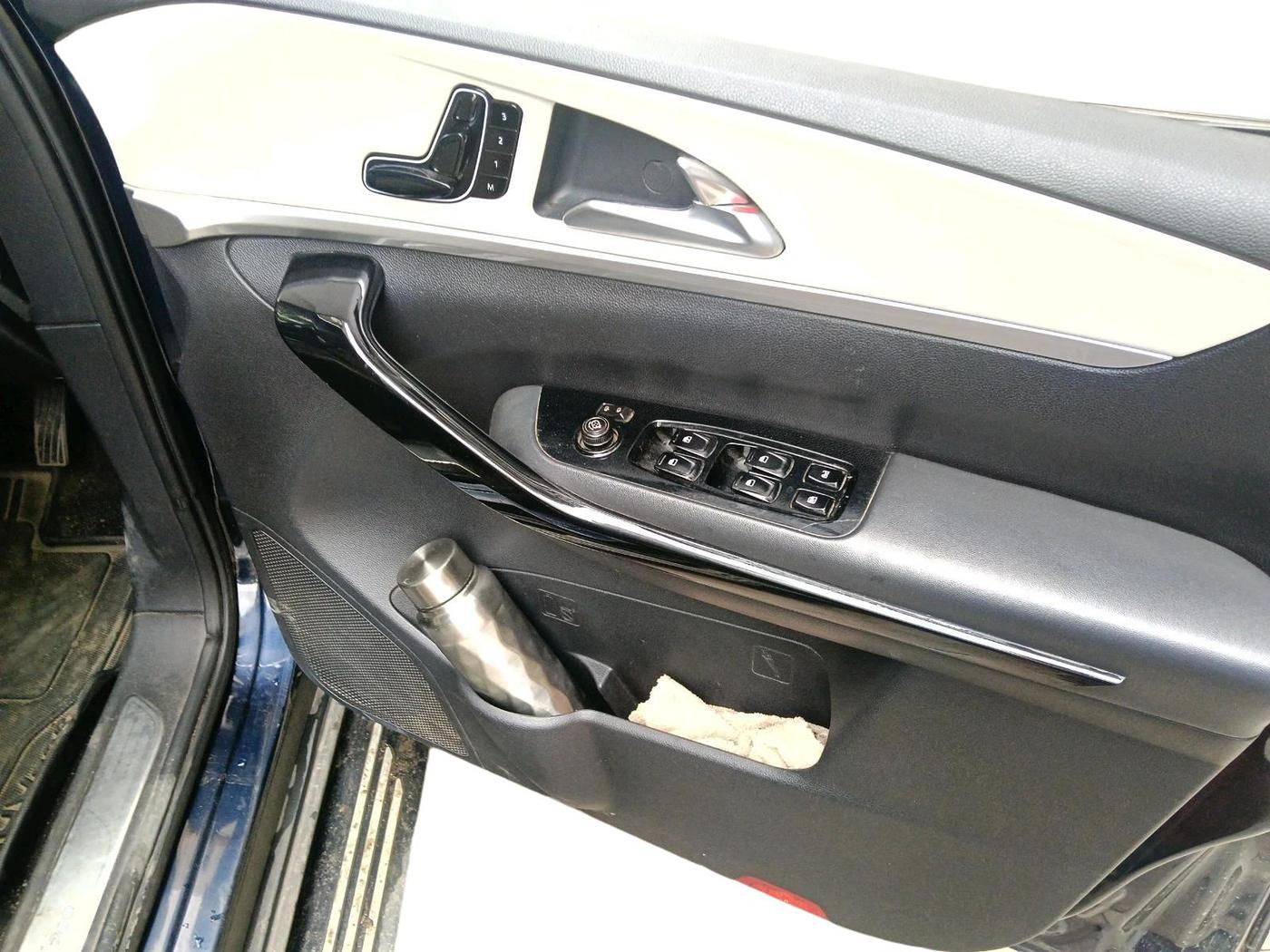 2022 Mahindra XUV700 AX 7 P AT 7 STR, Petrol, Automatic, 61,734 km, interior