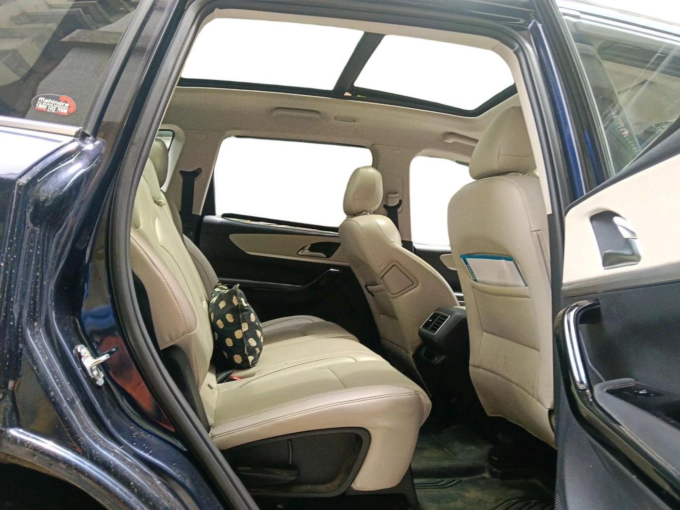 2022 Mahindra XUV700 AX 7 P AT 7 STR, Petrol, Automatic, 61,734 km, interior