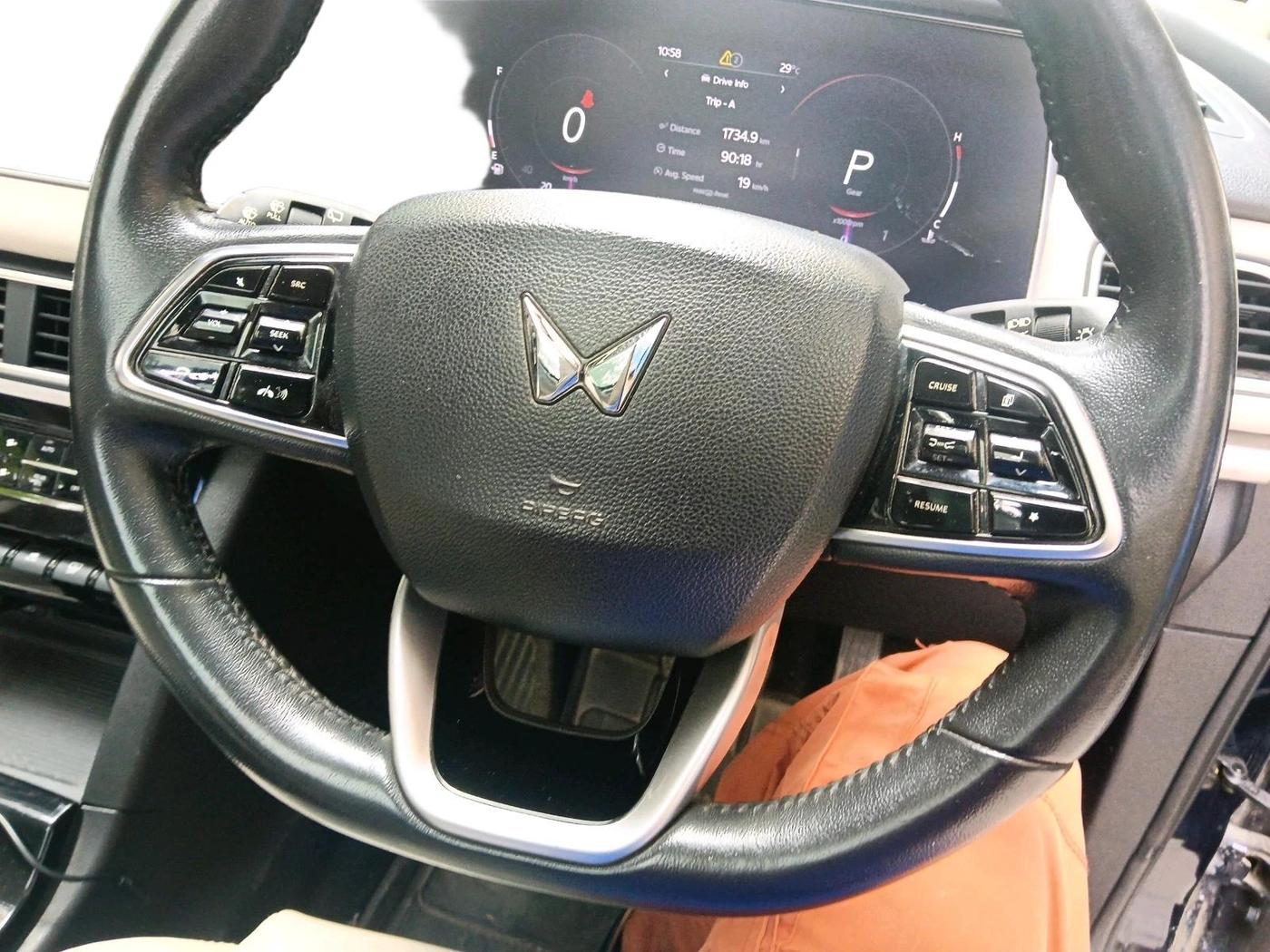 2022 Mahindra XUV700 AX 7 P AT 7 STR, Petrol, Automatic, 61,734 km, interior
