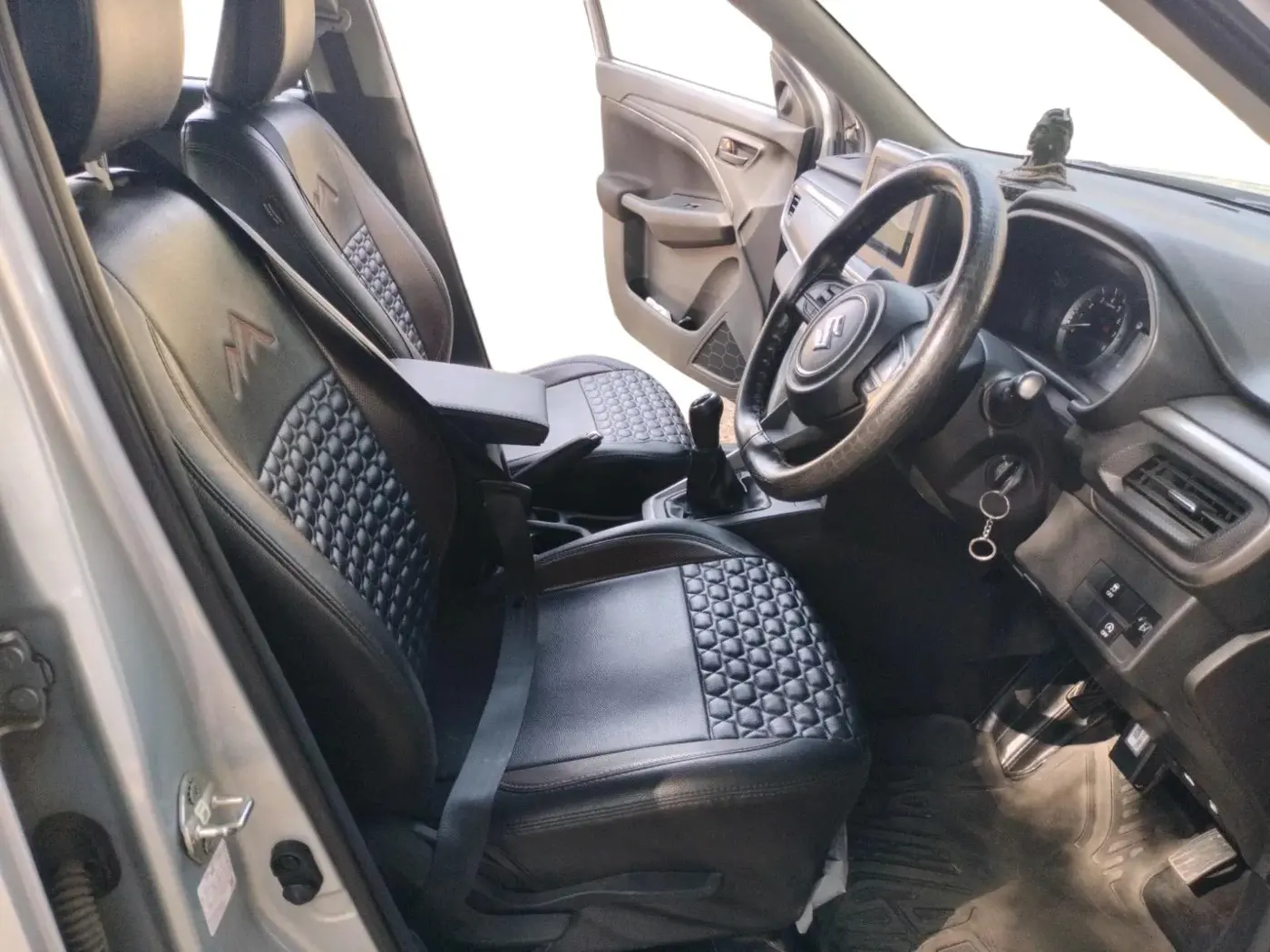 2023 Maruti BREZZA VXI SMART HYBRID, Petrol, Manual, 17,037 km, interior