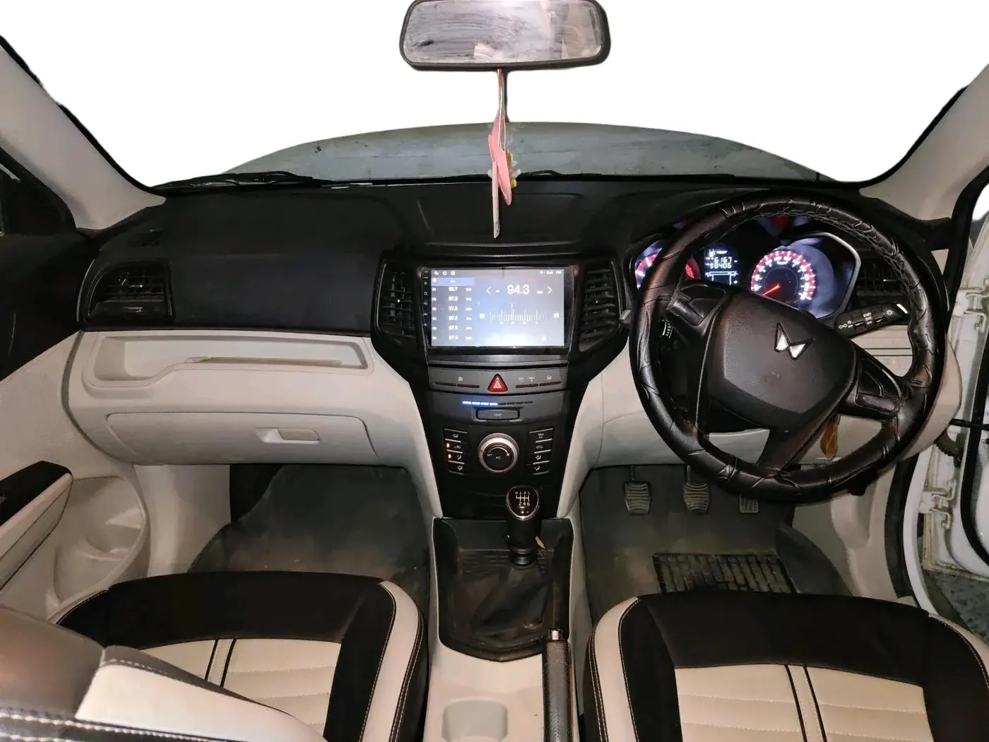 2024 Mahindra XUV300 W4 1.2 PETROL, Petrol, Manual, 9,251 km, interior