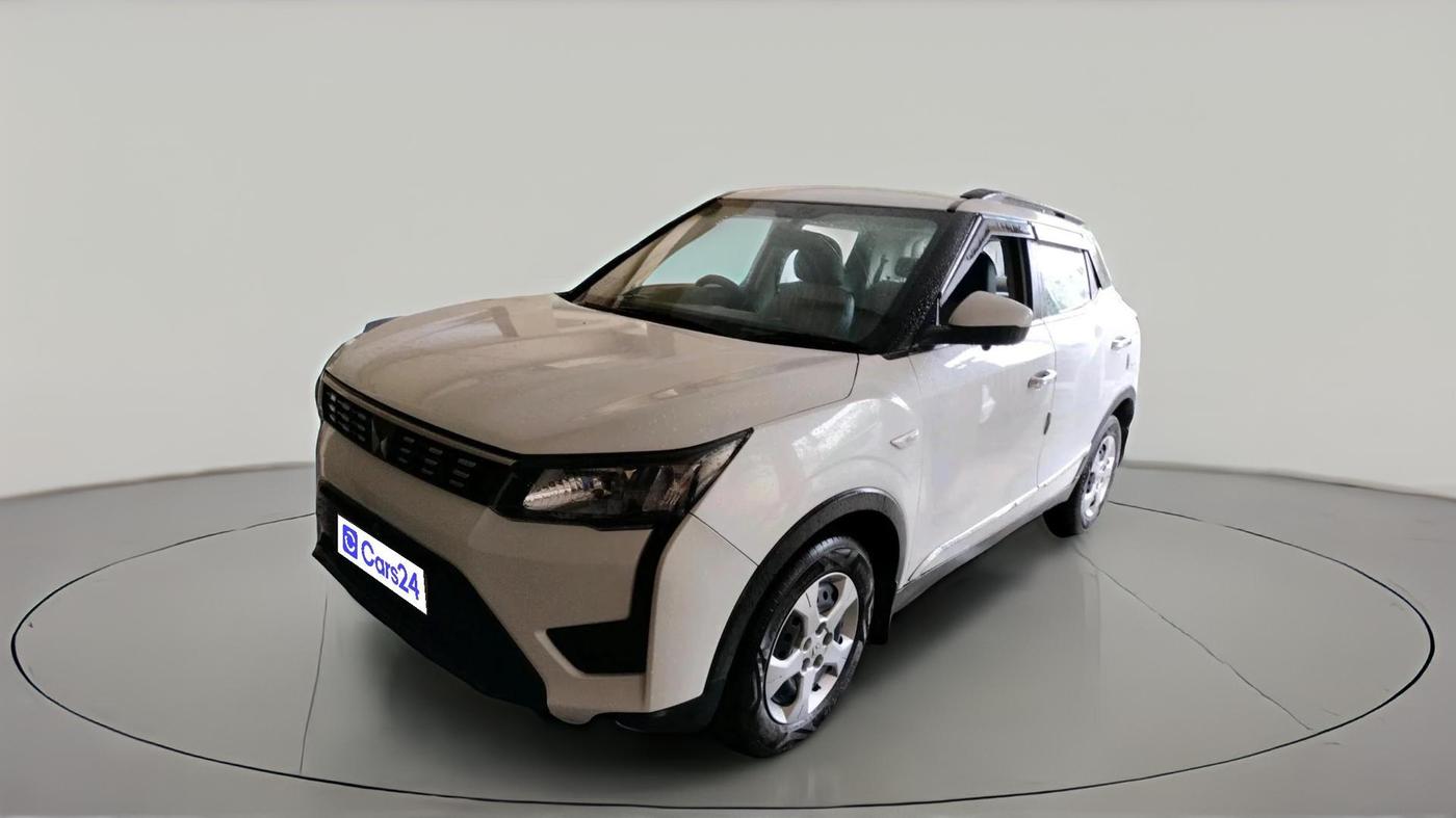 2023 Mahindra XUV300 W6 1.2 PETROL, Petrol, Manual, 13,429 km, exterior