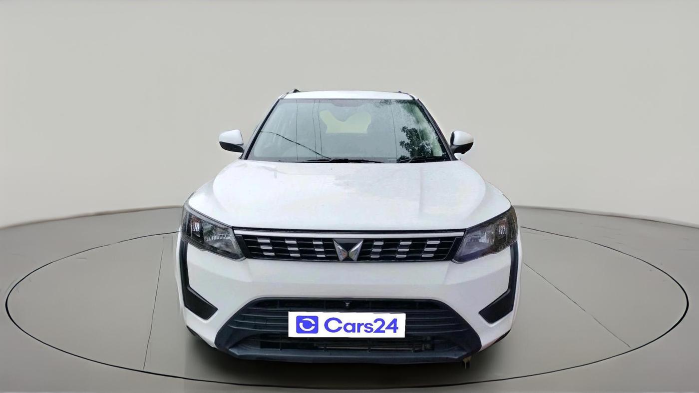 2023 Mahindra XUV300 W6 1.2 PETROL, Petrol, Manual, 13,429 km, exterior