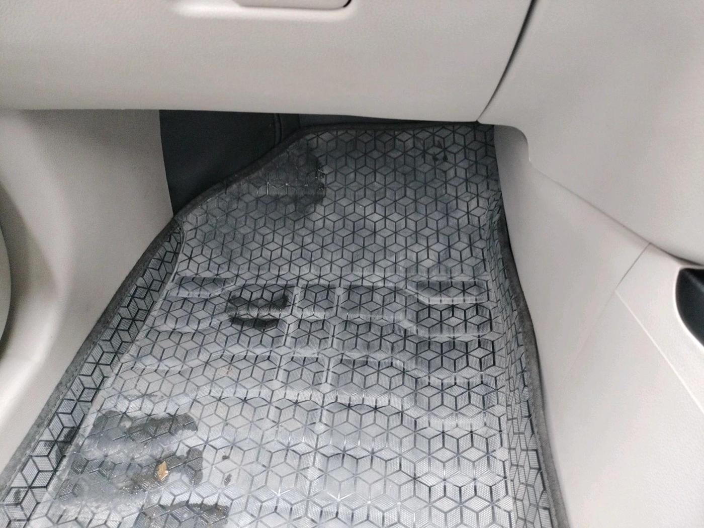 2023 Mahindra XUV300 W6 1.2 PETROL, Petrol, Manual, 13,429 km, interior
