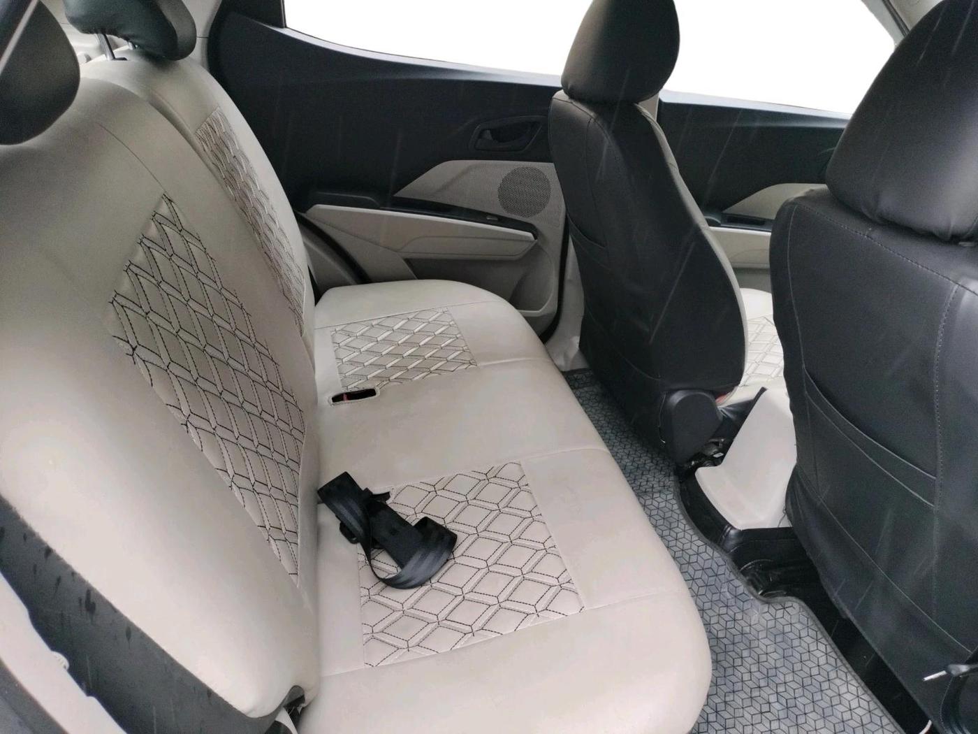 2023 Mahindra XUV300 W6 1.2 PETROL, Petrol, Manual, 13,429 km, interior