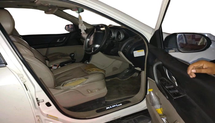 2015 Mahindra XUV500 W10, Diesel, Manual, 1,50,733 km, interior