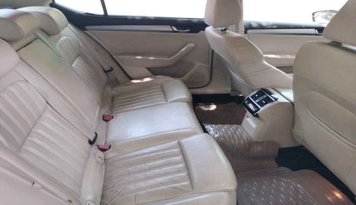 2016 Skoda Superb ELEGANCE 1.8 TSI AT, Petrol, Automatic, 1,25,898 km, interior