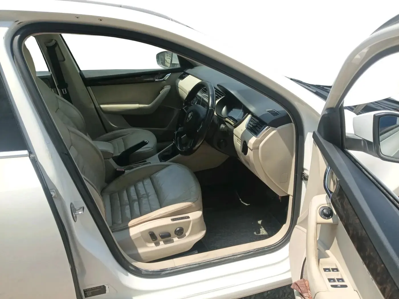 2015 Skoda Octavia ELEGANCE 2.0 TDI AT, Diesel, Automatic, 1,44,813 km, interior