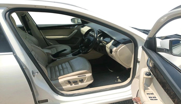 2015 Skoda Octavia ELEGANCE 2.0 TDI AT, Diesel, Automatic, 1,44,813 km, interior