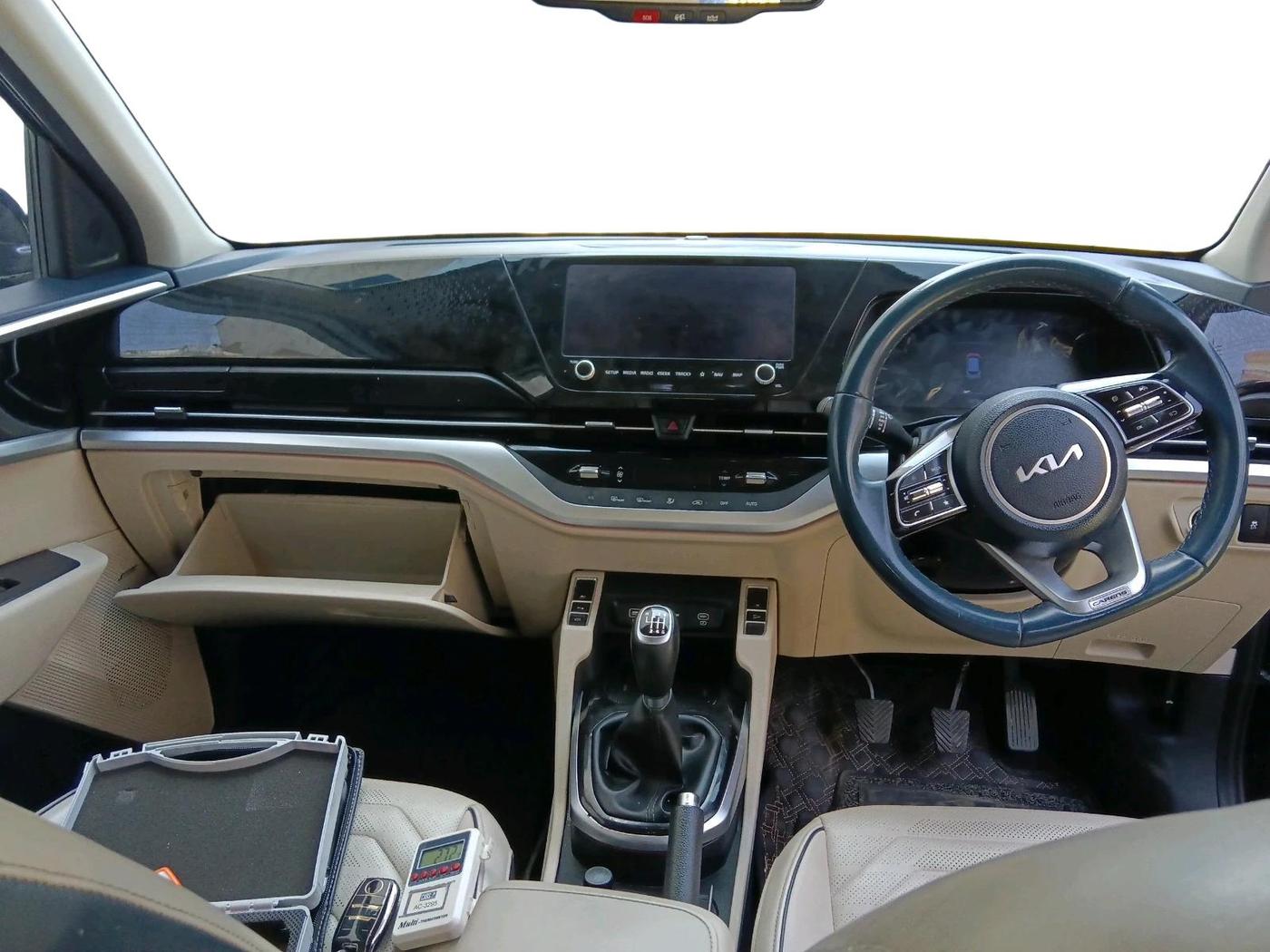 2022 KIA CARENS LUXURY PLUS 1.4 PETROL 7 STR, Petrol, Manual, 32,652 km, interior