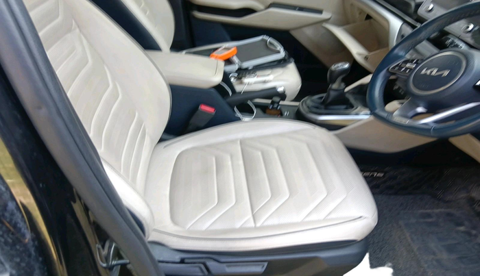 2022 KIA CARENS LUXURY PLUS 1.4 PETROL 7 STR, Petrol, Manual, 32,652 km, interior