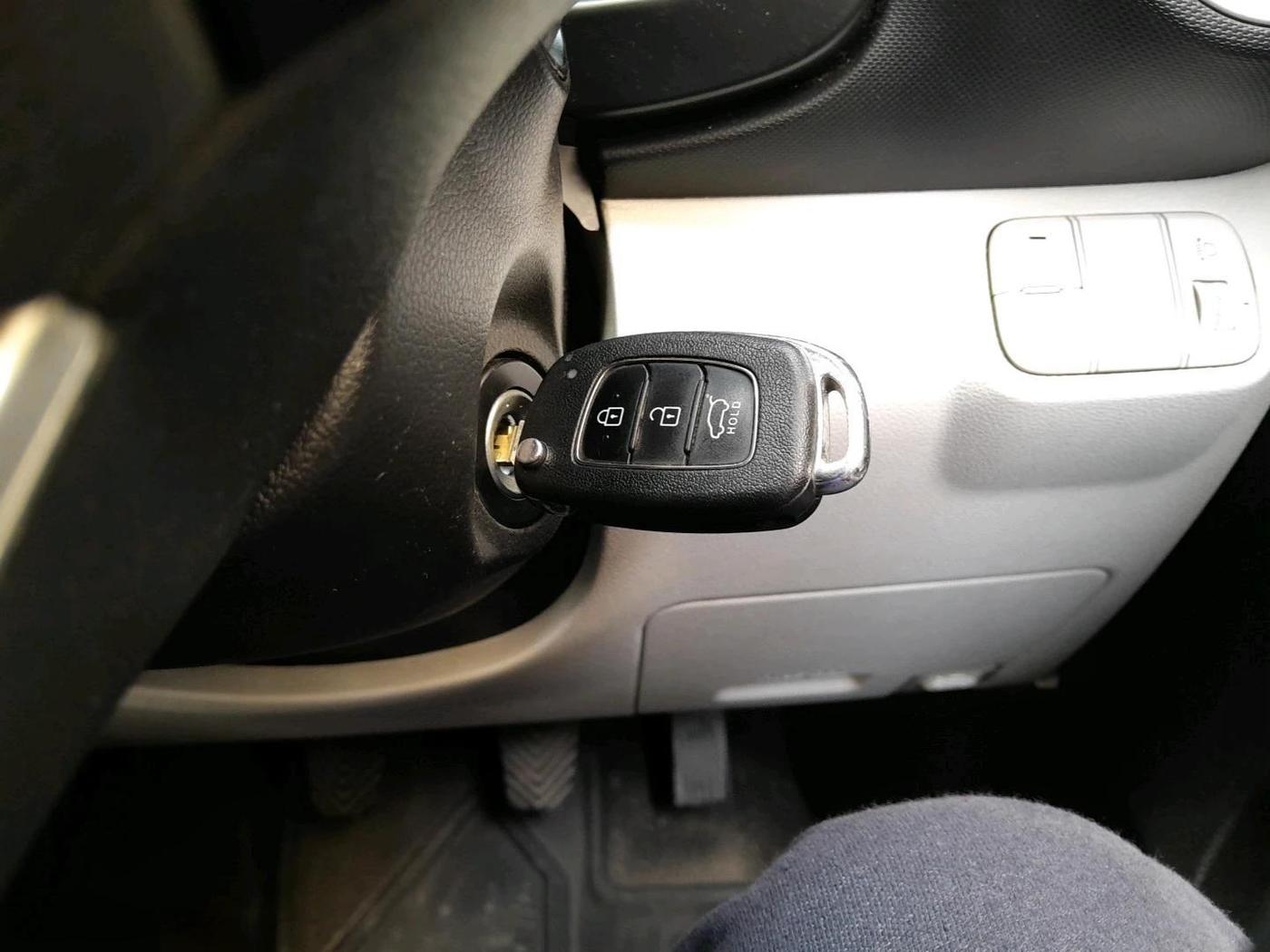 2023 Hyundai VENUE S(O) 1.2, Petrol, Manual, 41,480 km, interior