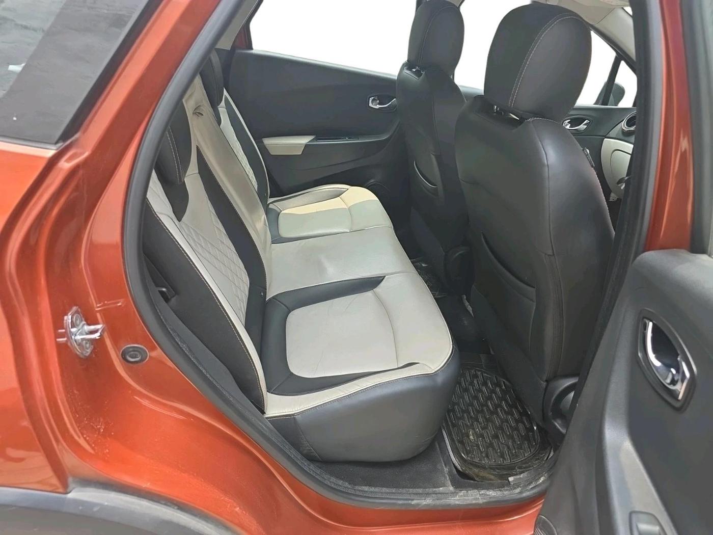 2017 Renault Captur PLATINE DIESEL DUAL TONE, Diesel, Manual, 70,884 km, interior