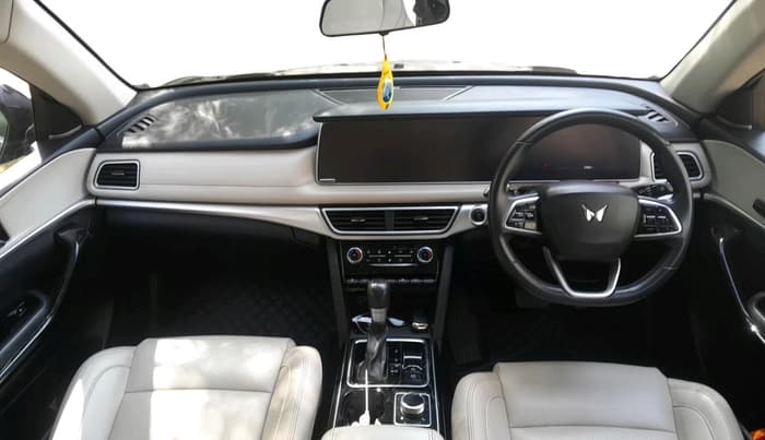 2022 Mahindra XUV700 AX 7 LUXURY P AT 7 STR, Petrol, Automatic, 27,900 km, interior