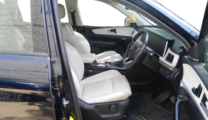 2022 Mahindra XUV700 AX 7 LUXURY P AT 7 STR, Petrol, Automatic, 27,900 km, interior