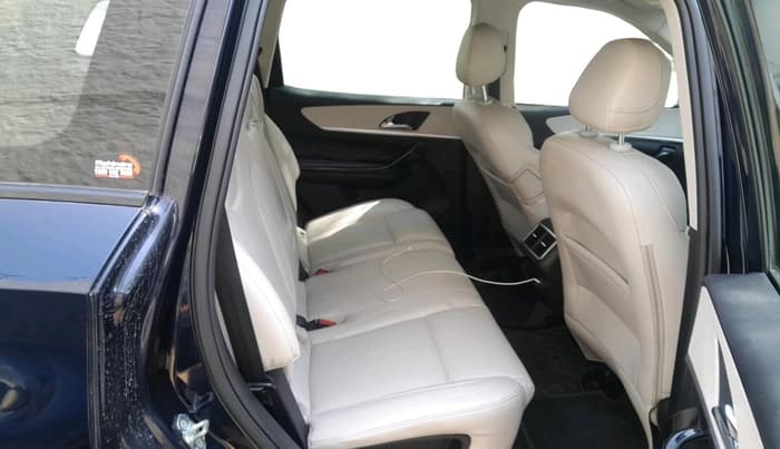2022 Mahindra XUV700 AX 7 LUXURY P AT 7 STR, Petrol, Automatic, 27,900 km, interior