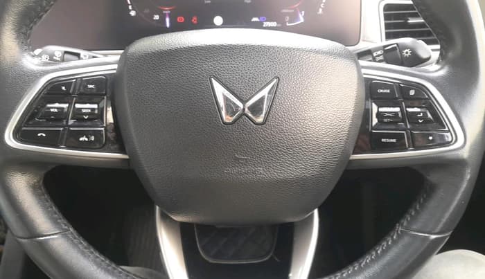 2022 Mahindra XUV700 AX 7 LUXURY P AT 7 STR, Petrol, Automatic, 27,900 km, interior