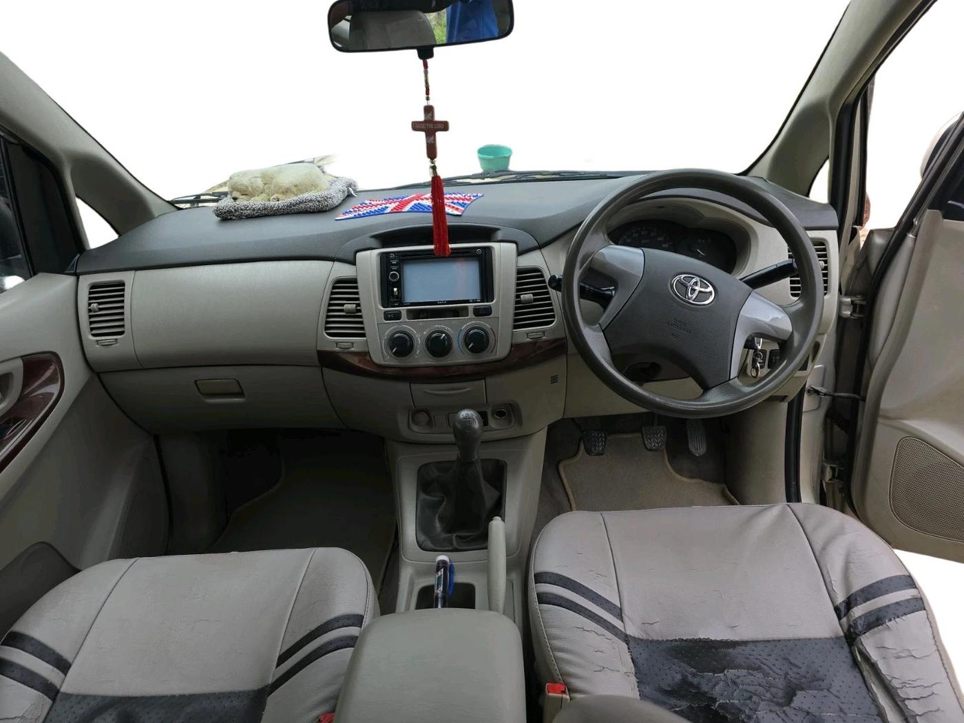 2013 Toyota Innova 2.5 GX 7 STR, Diesel, Manual, 1,36,816 km, interior