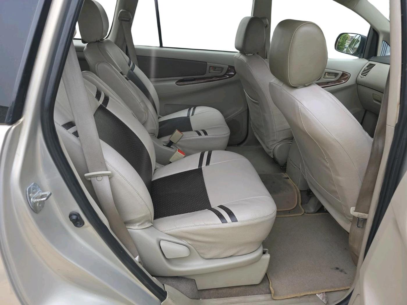 2013 Toyota Innova 2.5 GX 7 STR, Diesel, Manual, 1,36,816 km, interior