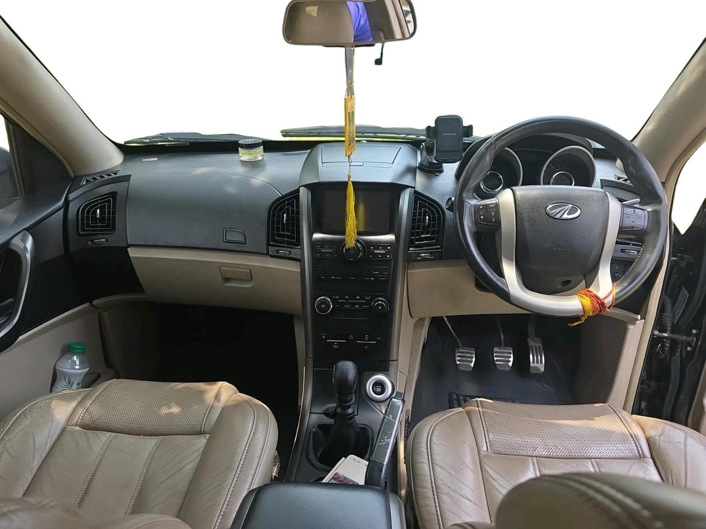 2015 Mahindra XUV500 W10, Diesel, Manual, 1,27,354 km, interior