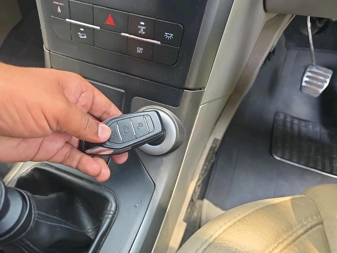 2015 Mahindra XUV500 W10, Diesel, Manual, 1,27,354 km, interior