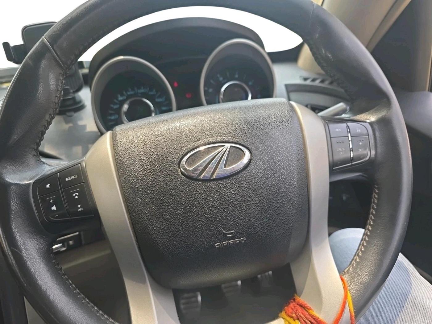 2015 Mahindra XUV500 W10, Diesel, Manual, 1,27,354 km, interior