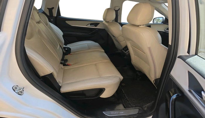 2023 Mahindra XUV700 AX 7 LUXURY P AT 7 STR, Petrol, Automatic, 40,793 km, interior