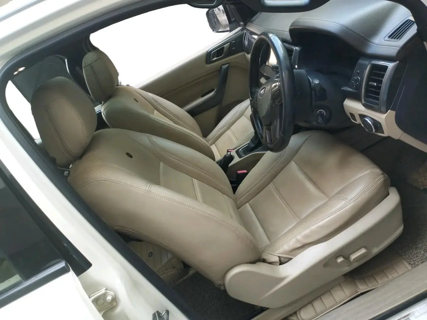 2016 Ford Endeavour TITANIUM 3.2 4X4 AT, Diesel, Automatic, 1,90,035 km, interior