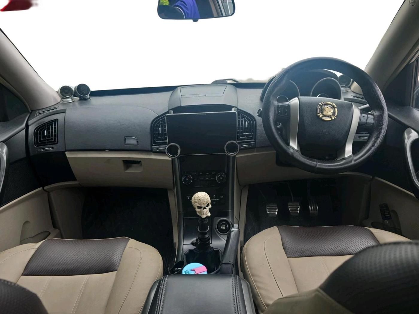 2016 Mahindra XUV500 W10, Diesel, Manual, 1,91,447 km, interior