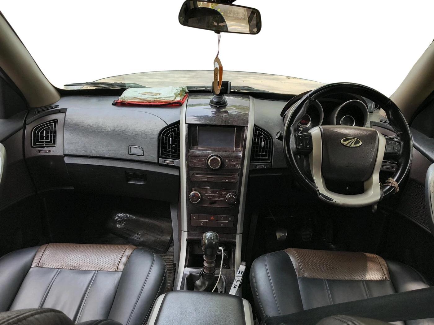 2015 Mahindra XUV500 W8, Diesel, Manual, 1,20,813 km, interior