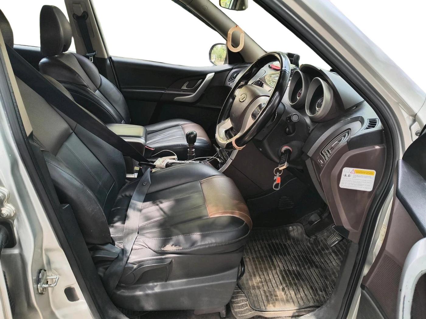 2015 Mahindra XUV500 W8, Diesel, Manual, 1,20,813 km, interior