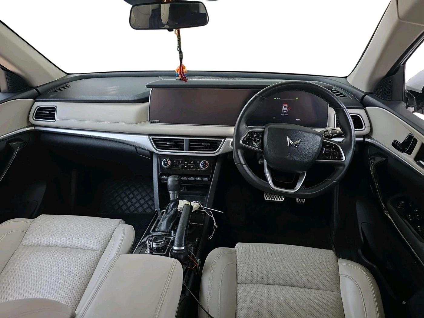 2022 Mahindra XUV700 AX 7 D AT 7 STR, Diesel, Automatic, 85,932 km, interior