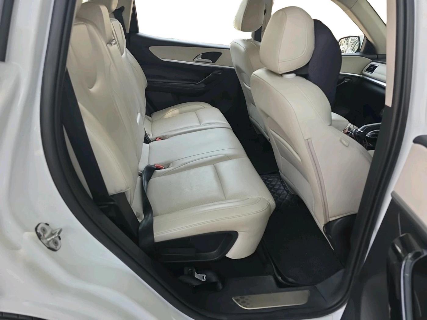 2022 Mahindra XUV700 AX 7 D AT 7 STR, Diesel, Automatic, 85,932 km, interior