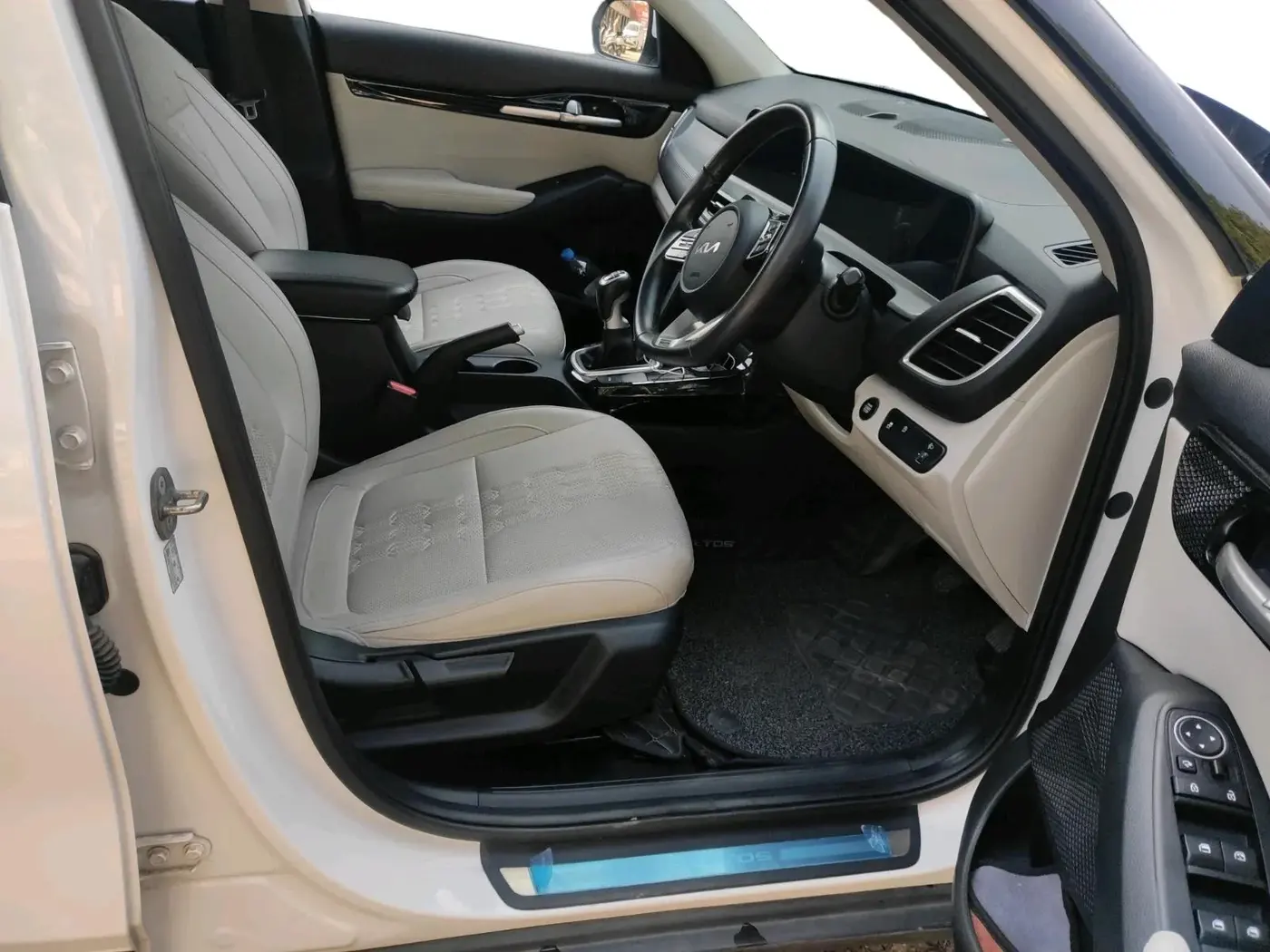 2023 KIA SELTOS  HTX 1.5 PETROL MT, Petrol, Manual, 10,335 km, interior