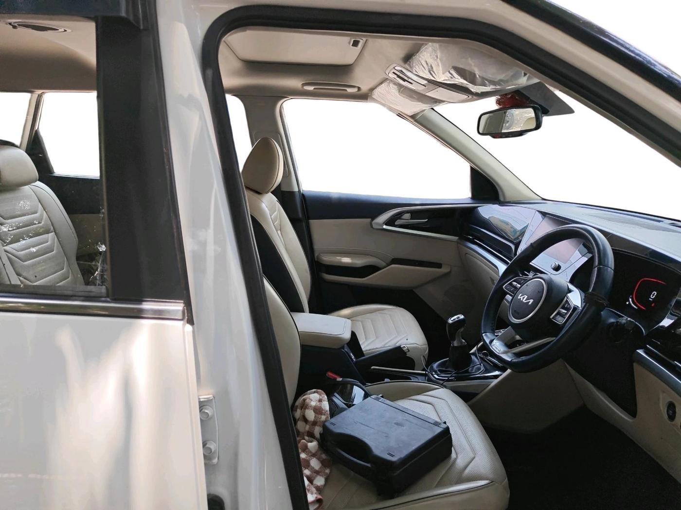 2022 KIA CARENS LUXURY PLUS 1.4 PETROL 7 STR, Petrol, Manual, 32,171 km, interior