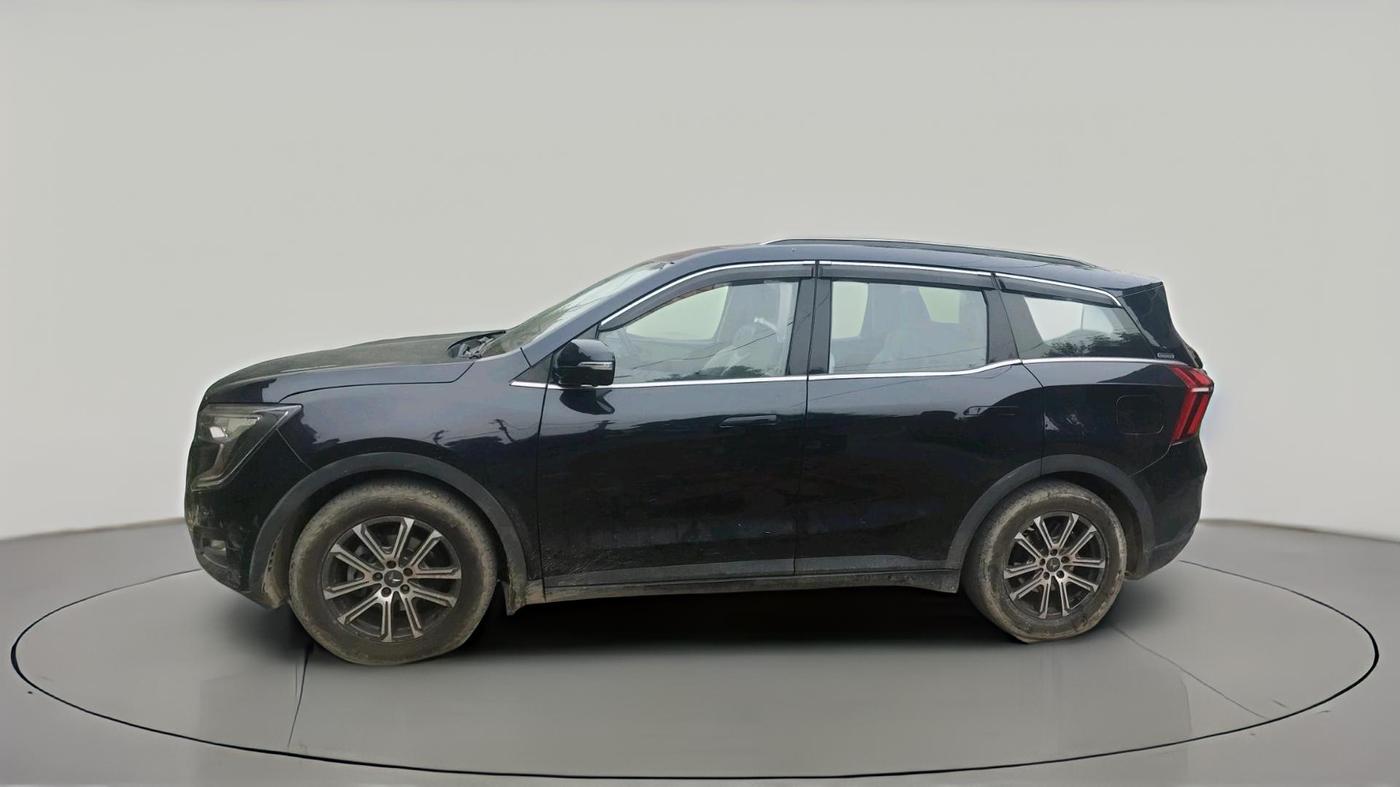 2022 Mahindra XUV700 AX 7 LUXURY D AT 7 STR, Diesel, Automatic, 1,04,513 km, exterior