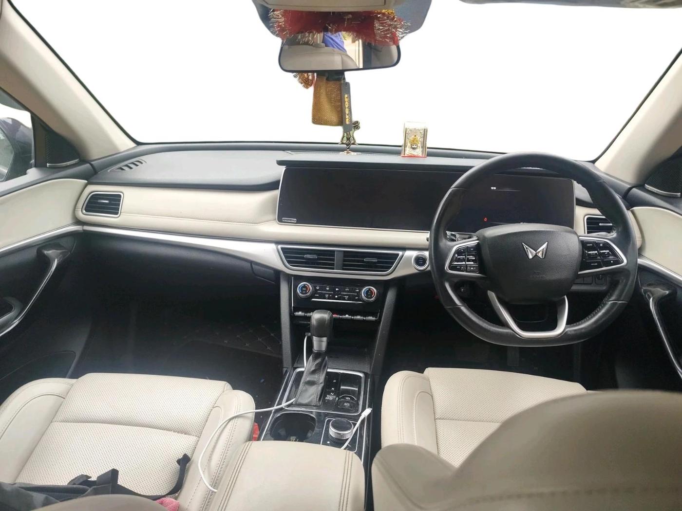 2022 Mahindra XUV700 AX 7 LUXURY D AT 7 STR, Diesel, Automatic, 1,04,513 km, interior