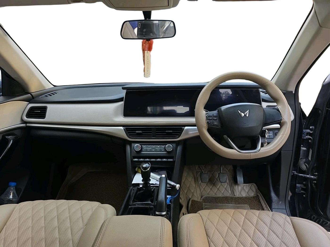 2022 Mahindra XUV700 AX 5 P MT 7 STR, Petrol, Manual, 70,432 km, interior