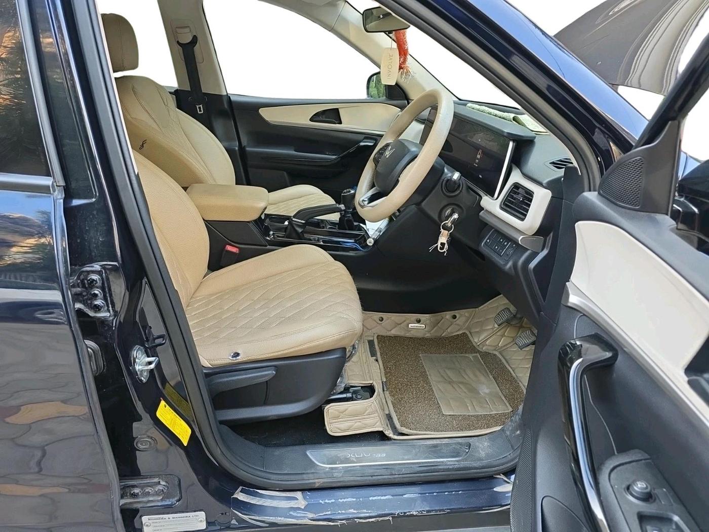 2022 Mahindra XUV700 AX 5 P MT 7 STR, Petrol, Manual, 70,432 km, interior