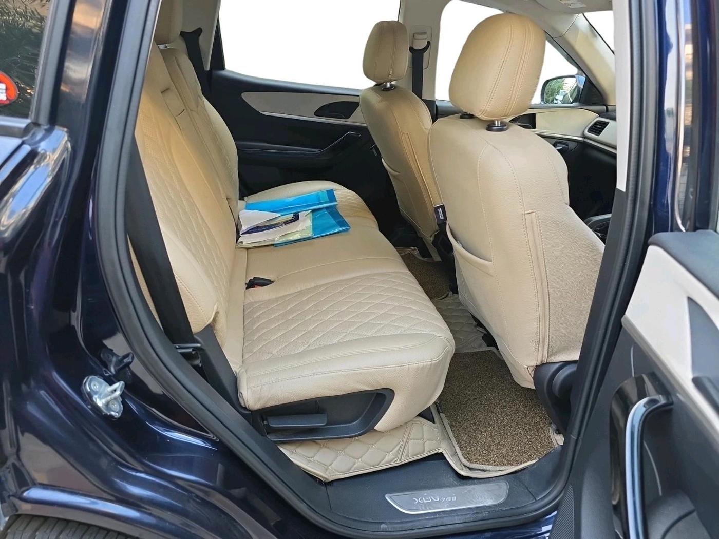 2022 Mahindra XUV700 AX 5 P MT 7 STR, Petrol, Manual, 70,432 km, interior