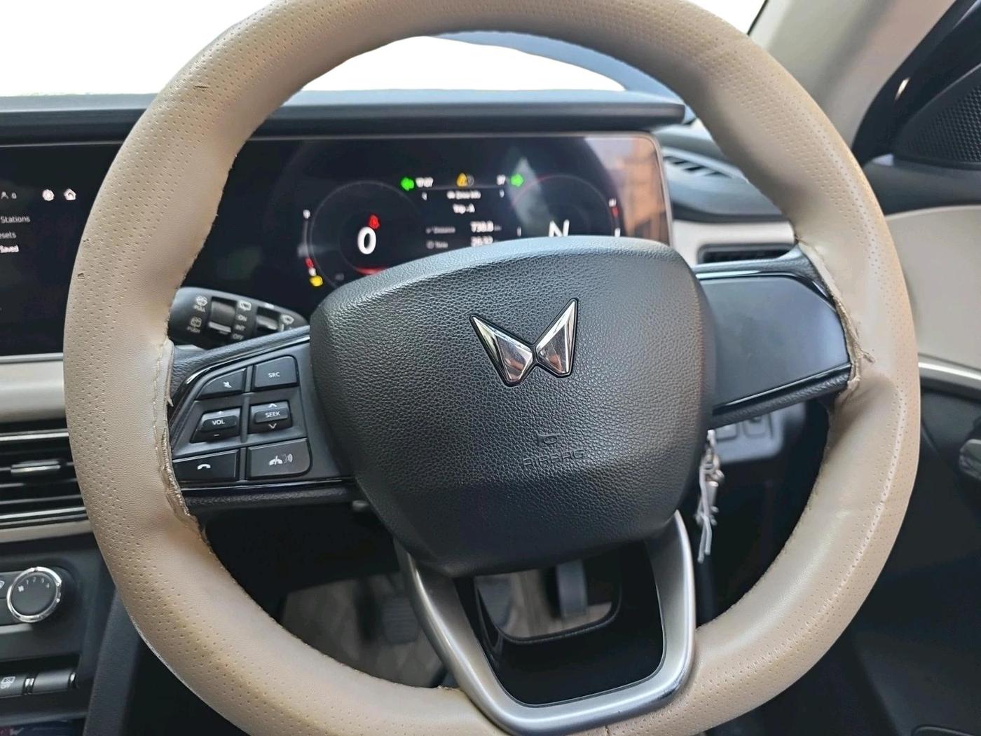 2022 Mahindra XUV700 AX 5 P MT 7 STR, Petrol, Manual, 70,432 km, interior