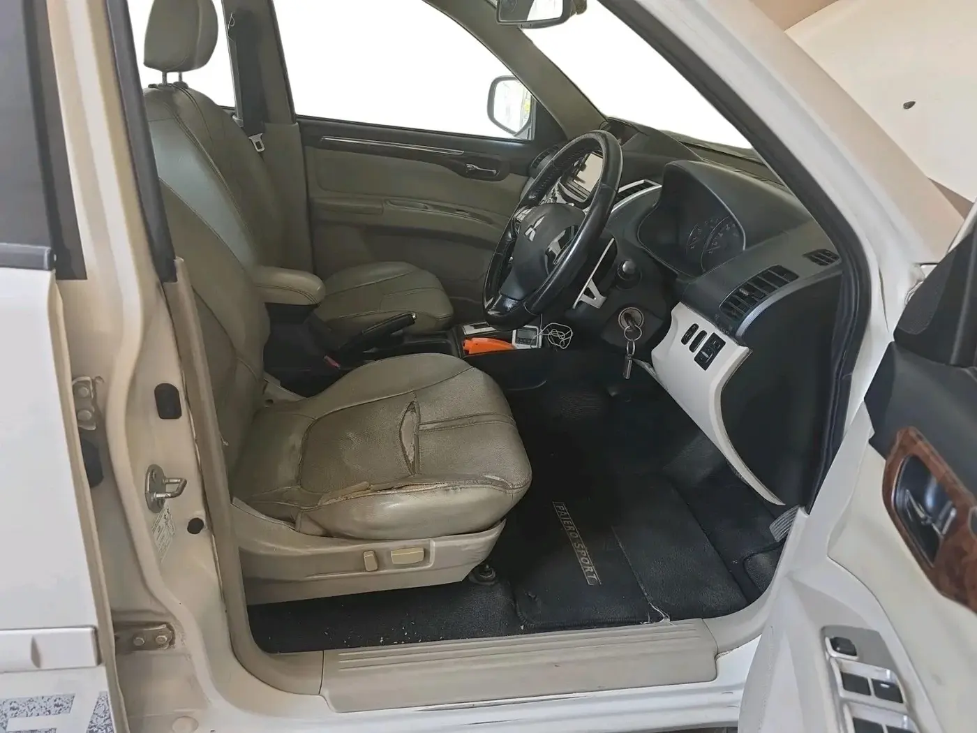 2015 Mitsubishi Pajero Sport 2.5 AT 4X2, Diesel, Automatic, 1,93,369 km, interior