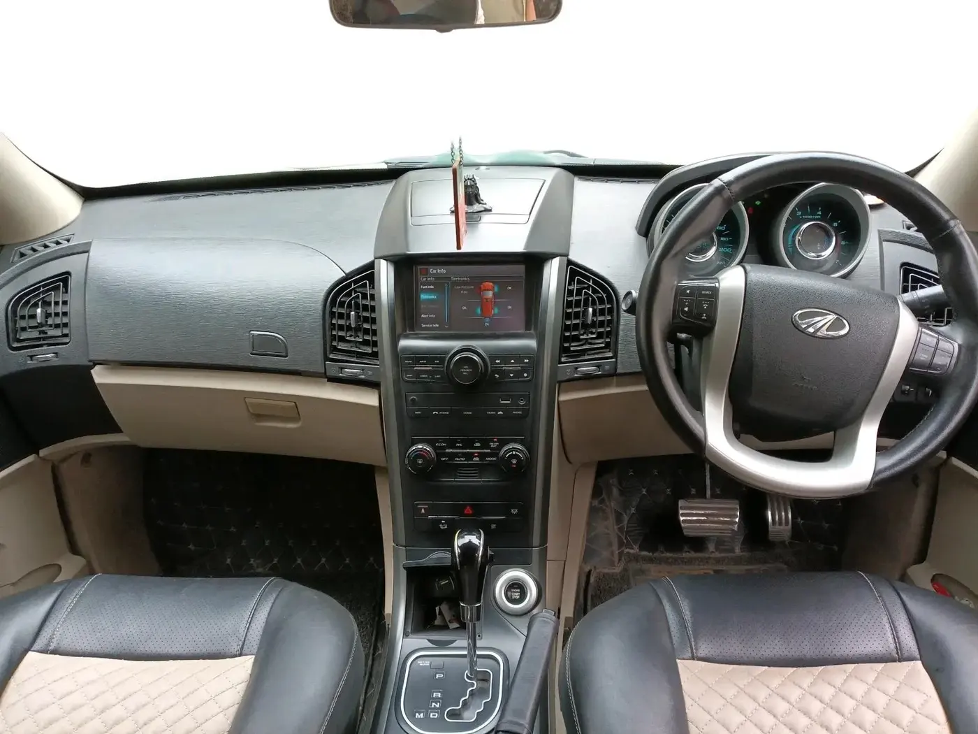 2016 Mahindra XUV500 W10 AT, Diesel, Automatic, 1,59,200 km, interior
