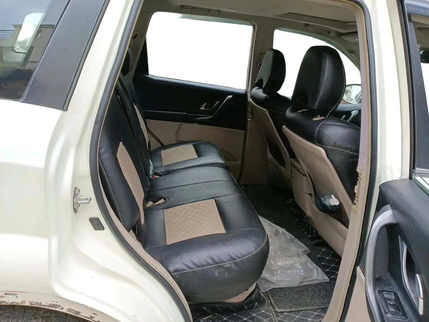 2016 Mahindra XUV500 W10 AT, Diesel, Automatic, 1,59,200 km, interior
