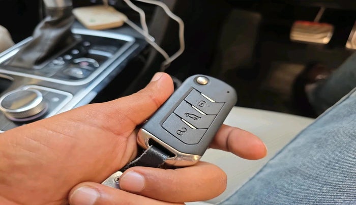 2023 Mahindra XUV700 AX 7 LUXURY P AT 7 STR, Petrol, Automatic, 40,366 km, interior