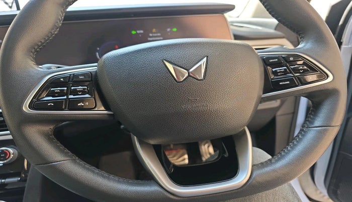 2023 Mahindra XUV700 AX 7 LUXURY P AT 7 STR, Petrol, Automatic, 40,366 km, interior