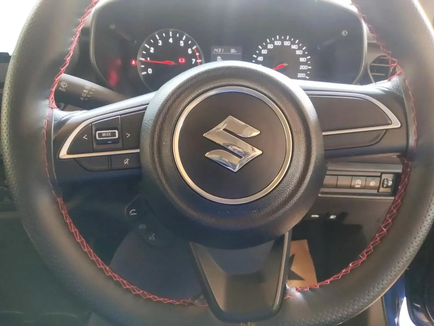 2025 Maruti Swift VXi (O) AMT, Petrol, Automatic, 2,197 km, interior